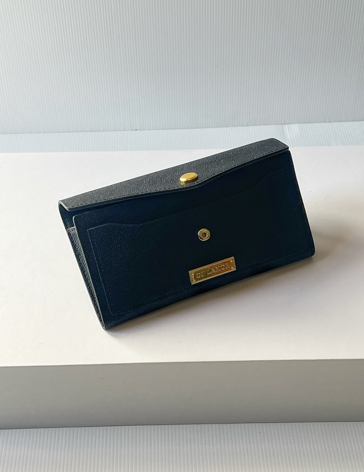 The Vault Wallet In black