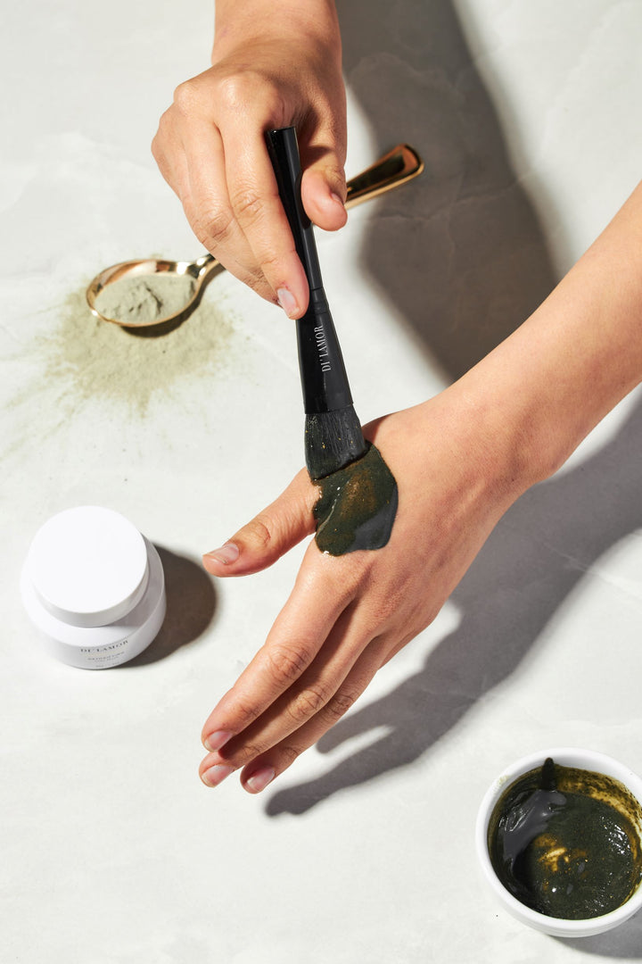 A natural clay mask to remove dirt&
